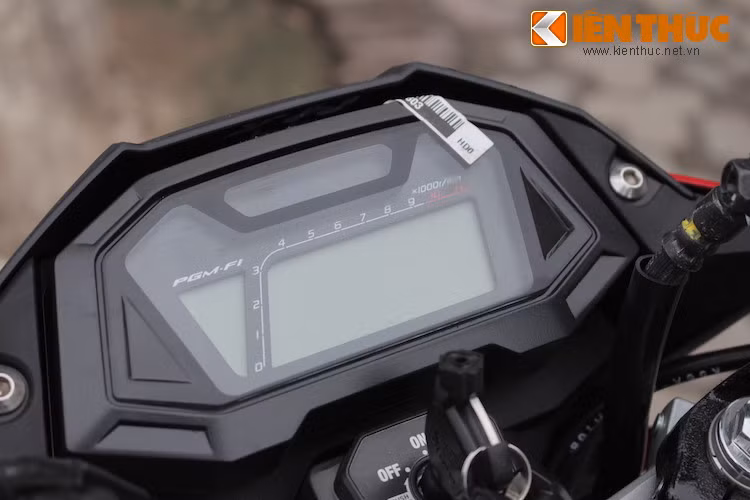 Bảng đồng hồ chỉ báo gần như hoàn toàn bằng các màn hình LCD hiện đại, với những tính năng như báo giờ, báo tua, tốc độ, số km đi được, báo nhiên liệu...