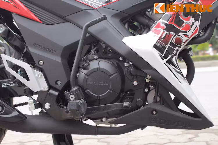 "Trái tim" của Sonic 150R là khối động cơ 150cc 1 xi-lanh DOHC FI hoàn toàn mới, với công suất tối đa 15,7 mã lực và mô-men xoắn cực đại 13,5 Nm. Theo Honda, động cơ này chỉ tiêu thụ trung bình 45,35 km/l.