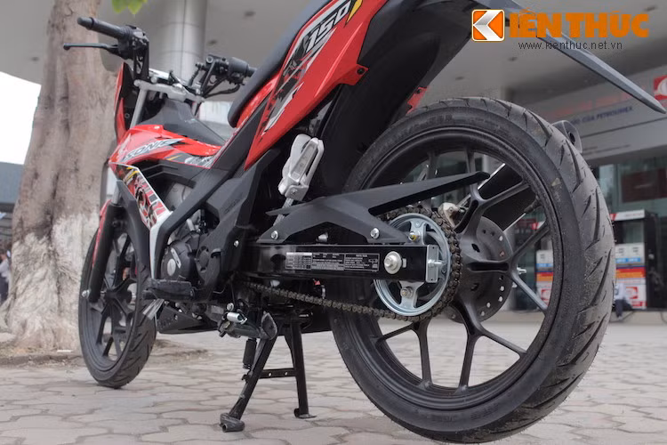 Trong đợt hàng đầu tiên về Hà Nội, Sonic 150 R được nhập với 3/4 màu sắc là trắng/đỏ/đen. Hiện chiếc xe đang được đơn vị nhập khẩu niêm yết giá là 88 triệu - đắt gần gấp đôi Suzuki Raider tại Việt Nam (47 triệu đồng) do phải chịu các loại thuế khác nhau. Ảnh Việt C