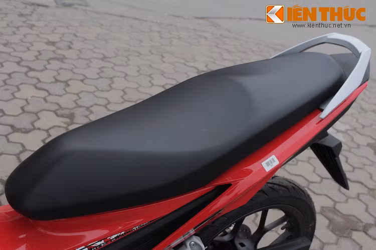 Yên xe được "gọt" mỏng và chia thành 2 tầng.