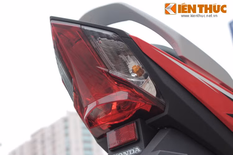 Đuôi xe có thiết kế vuốt nhọn về phía sau và rất góc cạnh.