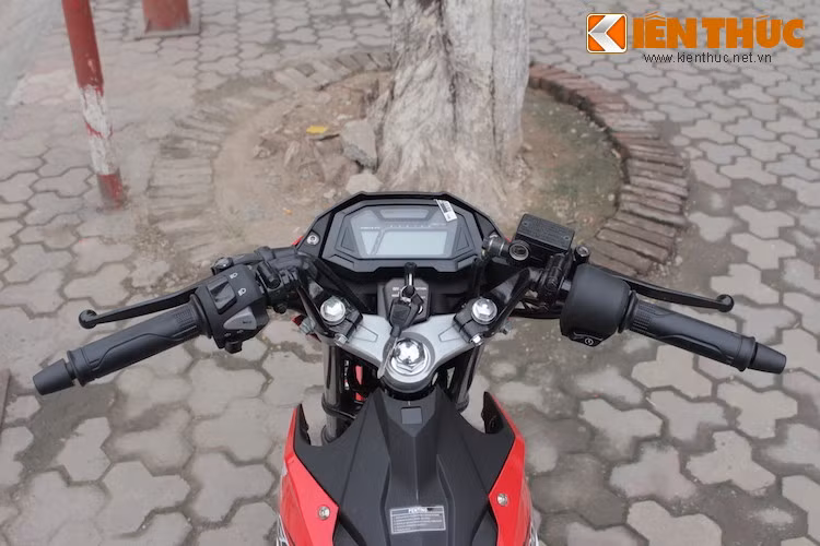 Tay lái của xe có dạng clip-on thể thao. Giống như những chiếc xe mới khác của Honda, Sonic 150R cũng được trang bị ổ khoá từ.