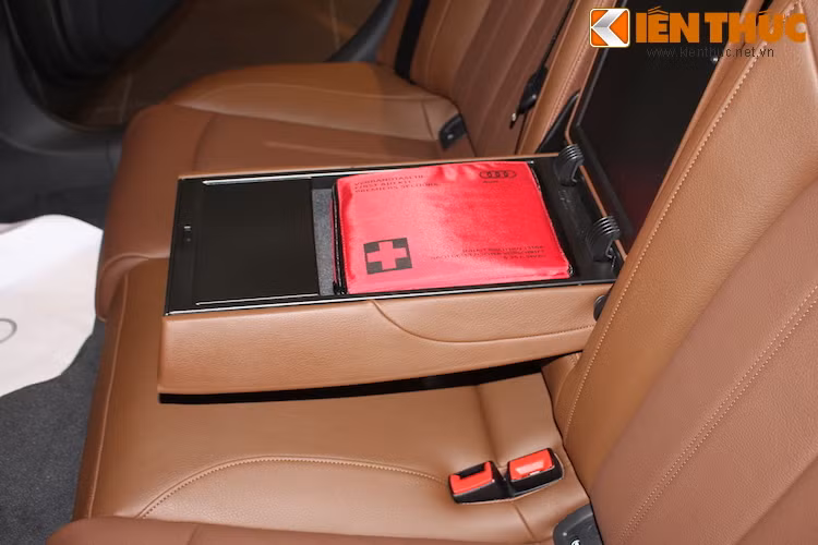 Một chi tiết rất thú vị trên A6 Ultra đó là Audi đã tích hợp một bộ dụng cụ sơ cứu trên bệ tì tay của A6, giúp hành khách có thể tự sơ cứu trong các trường hợp khẩn cấp. Các trang bị an toàn khác của xe cũng được chú trọng.