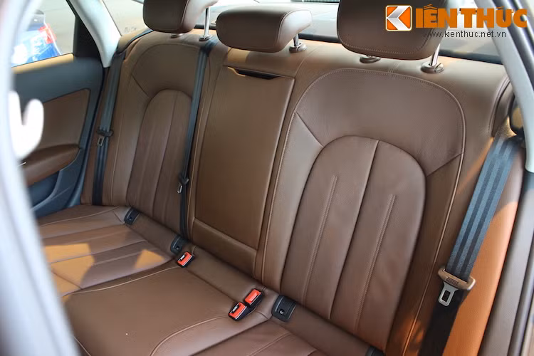 Hàng ghế sau của xe có thể ngồi được 3 người lớn nếu gập tì tay lại. Nếu đặt thêm tuỳ chọn hàng ghế sau có thể gập xuống, thể tích khoang hành lý sẽ tăng từ 530l lên tối đa 1680 lít.