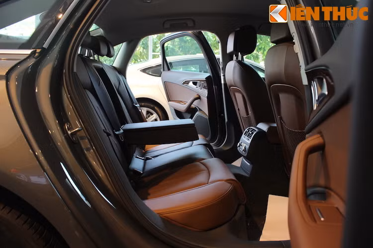 Trng khi đó, ngay cả những người cao lớn cũng sẽ hài lòng với hàng ghế sau của A6 Ultra bởi khoảng trống cho đầu gối và đầu hành khách lớn.