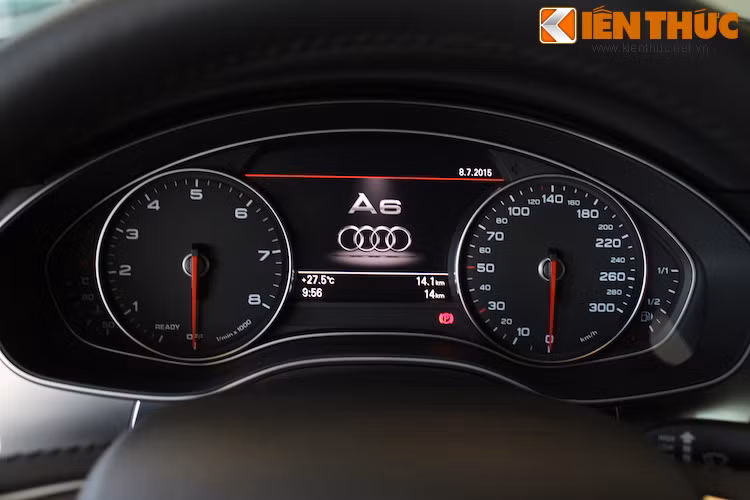 Bảng đồng hồ với màn hình ở chính giữa có thể cung cấp các thông tin về xe và chế độ lái, khiến người lái không bị mất tập trung.