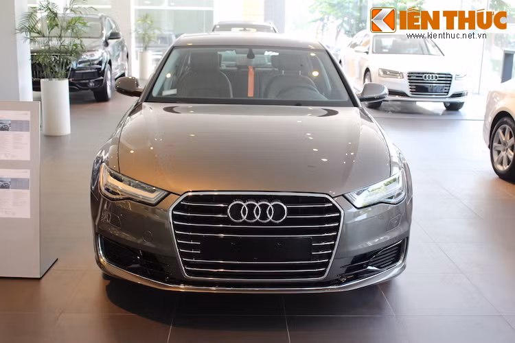 Cụ thể hơn, lưới tản nhiệt của xe có nhiều thanh ngang hơn, cùng với các khe hút gió trên cản trước "nối liền" với nhau.