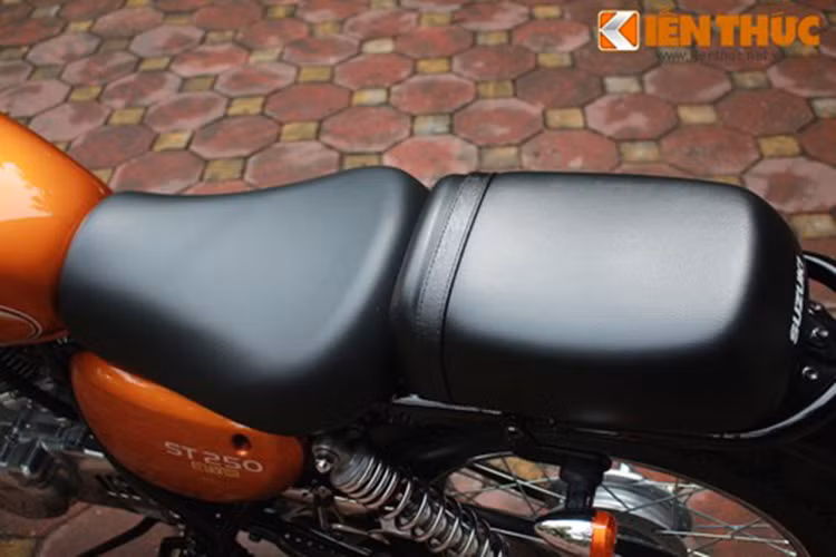 Suzuki ST250 E-Type sở hữu yên chia làm đôi, cho người lái và hành khách, góp phần làm tăng vẻ hoài cổ cho chiếc xe.