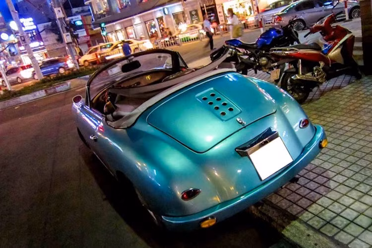 Sau gần 70 năm, chỉ còn một nửa trong số 76.000 chiếc 356 thuộc tất cả các phiên bản hiện còn đang hoạt động trên Thế giới. Với kiểu dáng nhỏ nhắn, thanh lịch, mẫu xe này vẫn còn được nhiều người sưu tập.