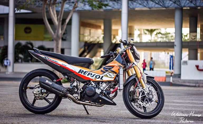 Về "nội công", chiếc Sonic này đã được "doa" lên 200 cc với bộ đầu lòng DOHC từ Honda CBR.