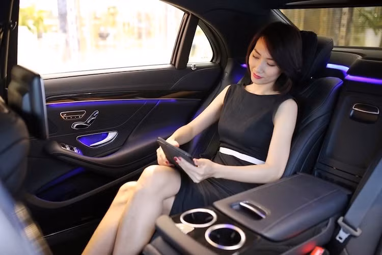 300 đèn LED được sử đụng để chiếu sáng trong khoang nội thất có thể tạo ra tới 7 sắc màu khác nhau. Cụm đèn trước Full LED thông minh và hệ thống hỗ trợ tầm nhìn ban đêm Night View Assist Plus đảm bảo tầm kiểm soát của người lái.