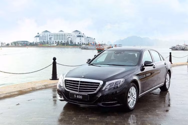 Để phục vụ cho việc đưa đón khách VIP tới resort, tập đoàn Vingroup đã đặt mua thêm 2 chiếc Mercedes- Benz S400 – phiên bản kinh tế của S-Class với động cơ tăng áp V6 3.0L, nhưng vẫn giữ được nhiều tính năng cao cấp.
