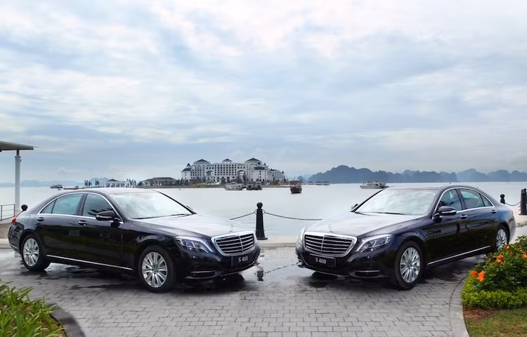 S-Class thế hệ hiện tại được đánh giá là ‘chiếc xe tốt nhất thế giới’ với những công nghệ hiện đại, độ an toàn được chú trọng, thiết kế và không gian nội thất cao cấp..
