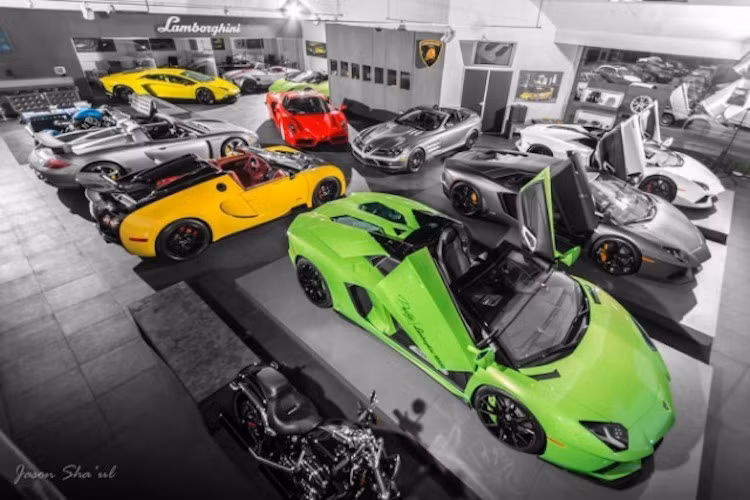 Dân chơi siêu xe ở Mỹ đã không còn xa lạ với đại lý Prestige Imports, nơi được coi là một trong những điểm phân phối Lamborghini chính hãng tại xứ Cờ Hoa. Được điều hành bởi một doanh nhân 27 tuổi, showroom này cũng có bán cả những siêu xe khác không thuộc Lamborghini.