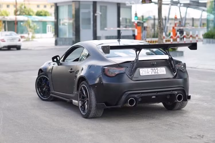 Sau đó vào năm 2013, chiếc GT86 này được độ lần đầu và đổi thành màu đen mờ.