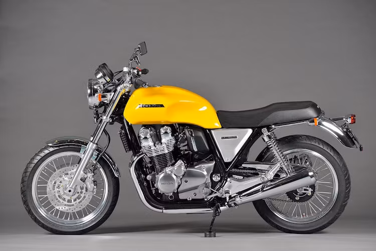 Trên thân xe cũng sẽ xuất hiện nhiều chi tiết mạ bóng bẩy hơn, cùng vói một số chi tiết thay đổi như ốp hai bên thân và giá để chân cho người ngồi sau.