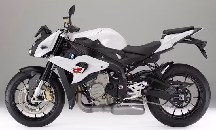 Mẫu naked bike S1000R, cùng với chiếc S1000XR đều được bổ sung ABS Pro, đèn phanh chủ động và hệ thống lái đa chế độ Riding Mode Pro. Riêng S1000R còn có thêm màu trắng mới.