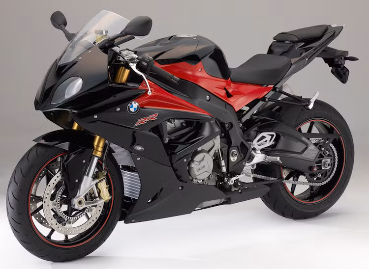 Cuối cùng, mẫu super bike "đỉnh" nhất của BMW là S1000RR có màu đỏ đen kim loại cực kỳ khoẻ khoắn, nhưng ngoài ra không có thêm thay đổi nào khác.
