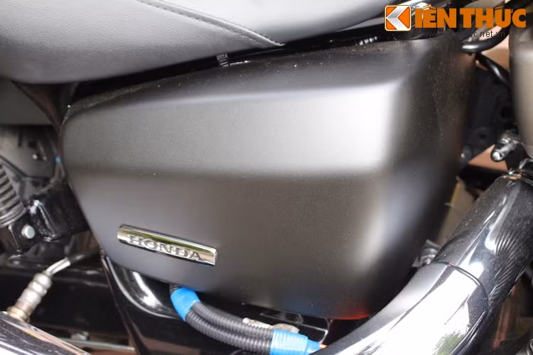 Hai bên tấm ốp che bình ắc quy của xe cũng chỉ được gắn logo Honda mạ chrome đơn giản.