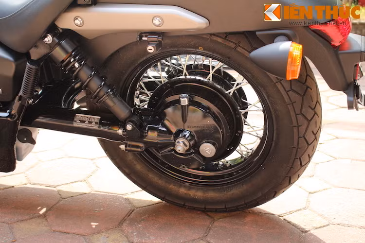 Sức mạnh của động cơ được truyền tới trục sau thông qua hộp số 5 cấp và trục các-đăng. Lốp sau của Shadow Phantom có kích thước lên tới 160/80 nhưng chỉ dùng bản vành 15 inch.