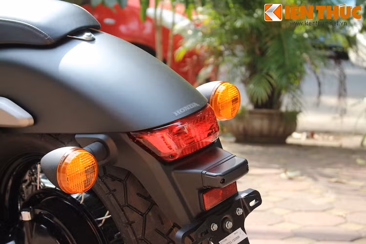 Khác với các thế hệ Shadow xưa, cụm đèn hậu của xe đã được thiết kế nối liền với dè sau, khiến chiếc xe trông liền mạch hơn. Tuy nhiên 2 đèn xi-nhan sau vẫn được đặt nối với thân xe.