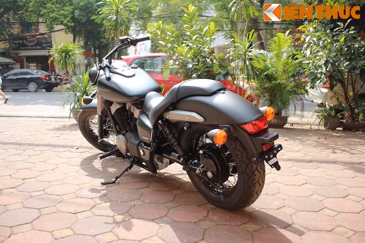 Tại Mỹ, một chiếc Honda Shadow Phantom đời 2015 có giá khởi điểm đề xuất là 7850 USD (đã tính chi phí vận chuyển trên đất Mỹ nhưng chưa có thuế theo quy định của từng bang). Hiện tại, chiếc xe đang được một showroom xe phân khối lớn tại quận Hai Bà Trưng, Hà Nội bán với giá 382 triệu, sau khi đã đóng đầy đủ các loại thuế theo quy định của Việt Nam.