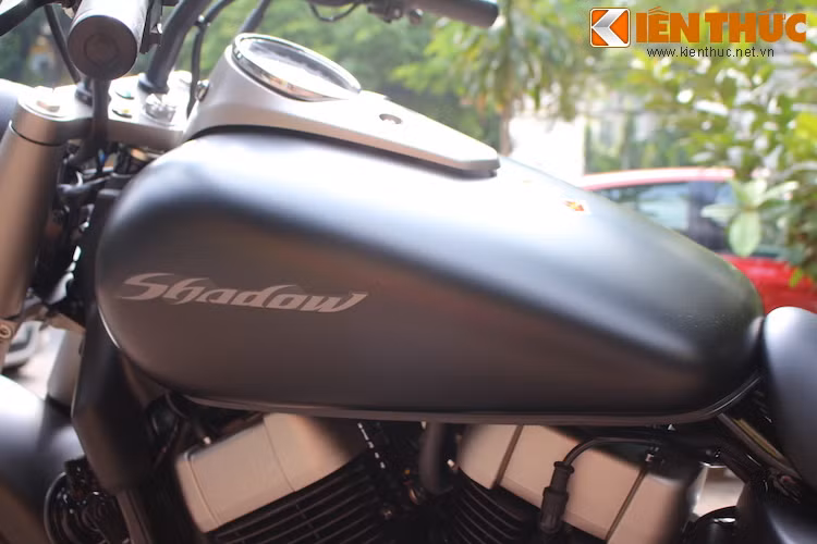 Để khiến chiếc xe có được vẻ đẹp của sự tối giản, hai bên bình xăng chỉ được dán tem giấy chữ Shadow với màu xám khá "chìm" vào nước sơn của xe.