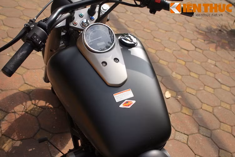 Bình xăng hình hạt đậu của các thế hệ Shadow trước vẫn tiếp tục được giữ lại trên Shadow Phantom 2015.
