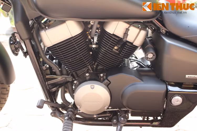 "Trái tim" của Honda Shadow Phantom 750 là khối động cơ SOHC 3 van V-Twin 745 cc làm mát bằng dung dịch, có hệ thống phun xăng điện tử PGM-FI.