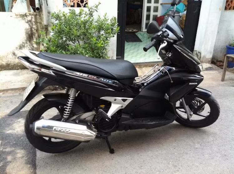 Thế hệ Air Blade đầu tiên được Honda trang bị cho khối động cơ 108 cc làm mát bằng dung dịch, tương tự như chiếc Click trước đó của hãng.