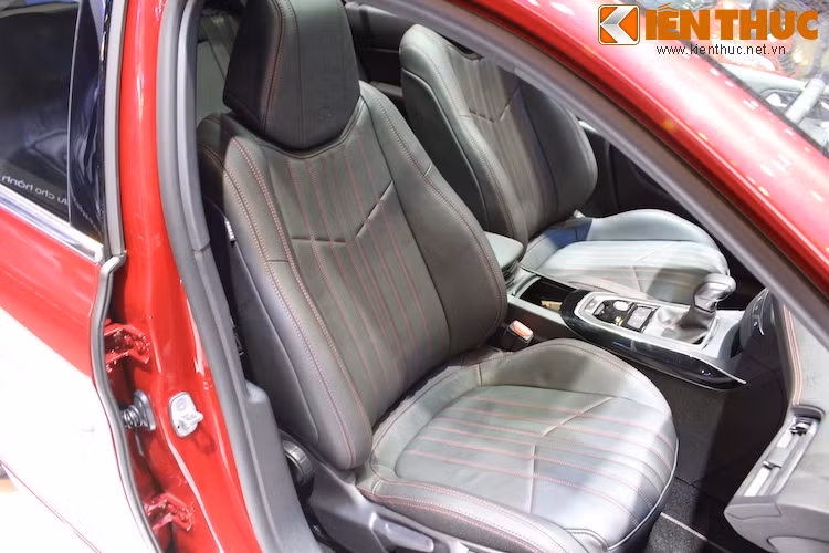 Chi tiết tiếp theo gây ấn tượng trong khoang lái của 308 GT Line là những chiếc ghế bọc da được thêu chỉ đầy tính nghệ thuật và hiện đại.