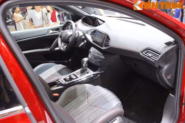 Mở những cánh cửa xe ra, nội thất của 308 GT Line gây bất ngờ bởi lối thiết kế độc đáo, tối giản nhưng đầy thẩm mỹ và chưa hề xuất hiện trên bất kỳ mẫu xe nào trước đây.