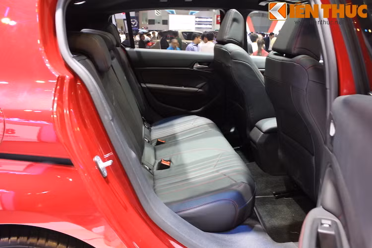 Hơi đáng tiếc khi 308 GT Line không được trang bị hệ thống điều hòa độc lập cho hàng ghế sau. Bù lại, chiếc xe vẫn sở hữu nhiều tiện nghi như hệ thống Cruise Control, dàn âm thanh 6 loa, khởi động bằng nút bấm, giới hạn tốc độ... bên cạnh hàng loạt các hệ thống điện tử hỗ trợ an toàn khác.