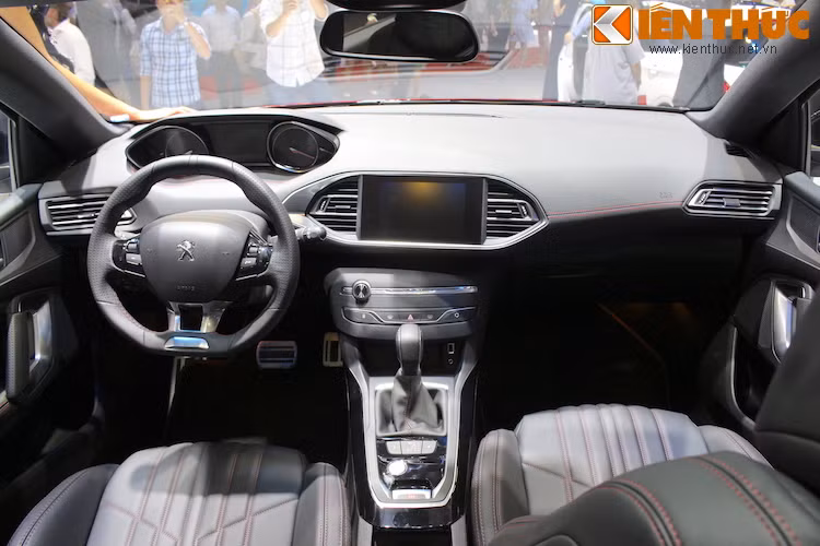 Bảng điều khiển trung tâm của xe được hạn chế số nút bấm một cách tối đa. Các thao tác điều khiển được tích hợp sẵn trên màn hình cảm ứng 9,7 inch của hệ thống thông tin giải trí. Thuộc phiên bản GT Line, chiếc xe còn có thêm vô-lăng thể thao và pedal nhôm chống trượt.