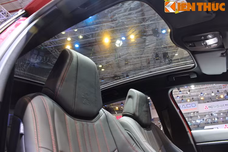 Ngay phía trên đầu hành khách là trần xe với cửa sổ trời panorama cực rộng, đem tới ánh sáng tự nhiên cho toàn bộ nội thất. Tuy nhiên cửa kính này không có khả năng đóng mở.