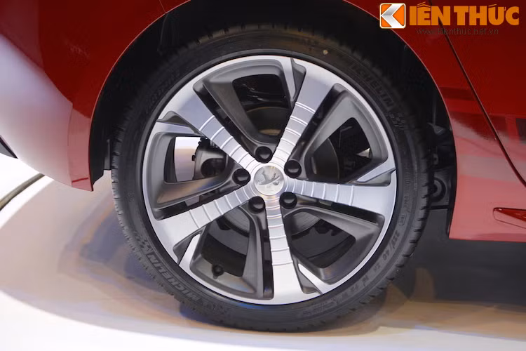 So với những phiên bản khác, GT Line có một số thay đổi về ngoại thất để đem lại kiểu dáng thể thao năng động hơn. Đầu tiên, các bánh xe đã được nâng cấp lên mâm 18 inch 2 tông màu với thiết kế 5 cánh độc đáo.