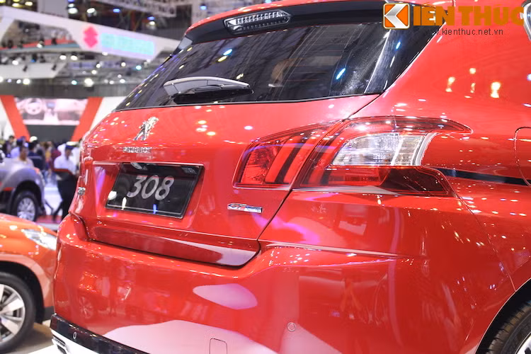 Ở phía sau, chiếc xe được trang bị hệ thống ống xả kép cùng với logo GT Line đặc biệt để khẳng định sự đặc biệt của phiên bản này.