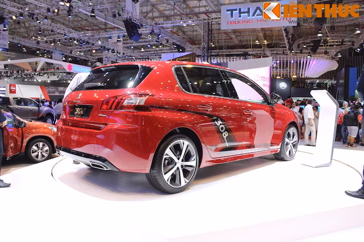 Tại Việt Nam, 308 dự kiến sẽ được bán với 2 phiên bản Allure và GT Line. Trong đó chiếc GT Line có kiểu dáng thể thao hấp dẫn và các trang bị cao cấp hơn.