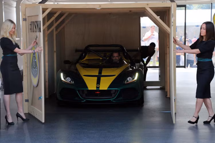 Theo hãng xe Anh Quốc, 3-Eleven thể hiện "tinh thần Lotus không giới hạn" và sẽ được bán với cả 2 phiên bản "chạy phố" và "chạy trường".