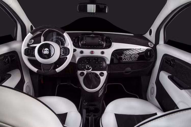 Cả 3 chiếc xe đều có cabin được bọc trong da và Alcantara cao cấp.