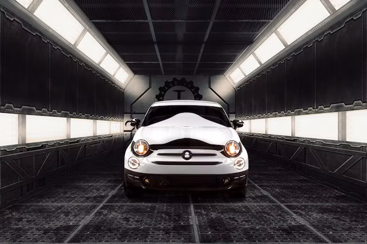 Không chỉ trang trí xe phỏng theo các nhân vật của loạt phim "bom tấn" Star Wars, Garage Italia Customs còn sử dụng công nghệ sơn đặc biệt để tạo ra những vết cháy xám trên thân xe, tạo cảm giác giống như chúng vừa trở về an toàn từ "Chiến tranh giữa các vì sao".