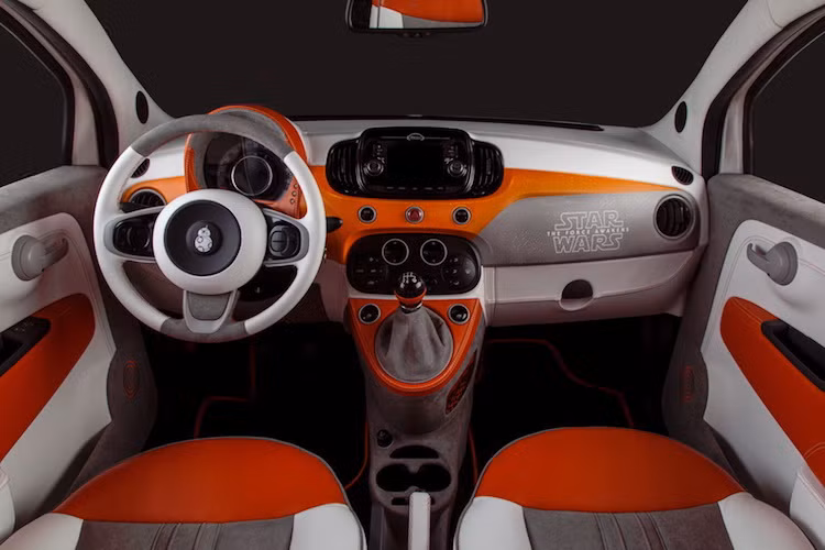 Trên những chiếc Fiat 500 BB-8 màu cam và Storm Trooper màu đen-trắng, Garage Italia Customs đã sử dụng một loại phim dán đặc biệt để dán trang trí kính ngoài của xe mà không làm ảnh hưởng tới tầm nhìn từ phía trong.