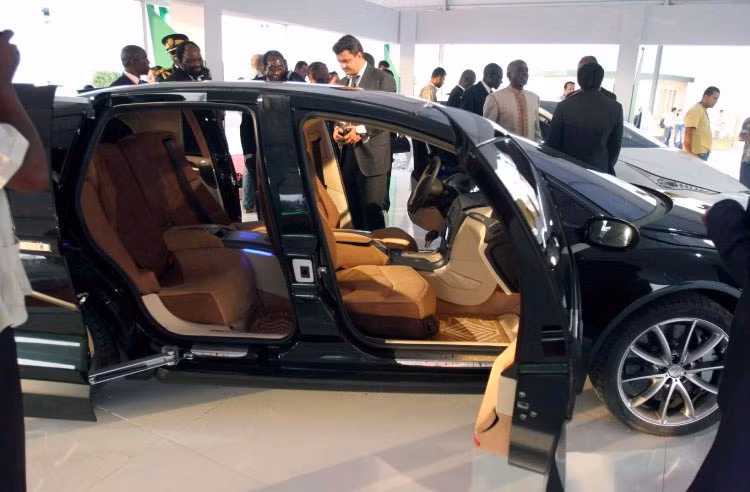 Ẩn bên trong nội thất sang trọng của xe là hàng loạt những túi khí dầy đặc, có thể bảo vệ những hành khách trong tình huống xấu nhất.