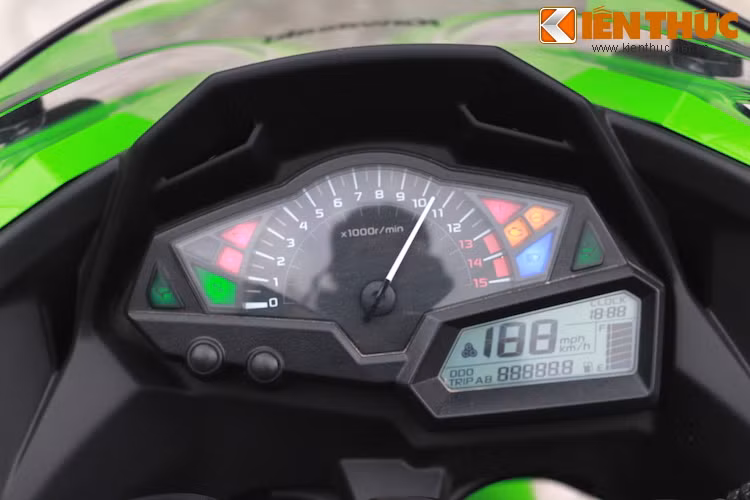 Mặt đồng hồ của Ninja 300 có báo tua chiếm phần lớn diện tích, cùng với màn hình hiển thị đa thông tin nằm ở một góc.