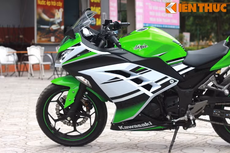 Phiên bản Ninja 300 kỷ niệm 30 năm này đặc biệt hơn với dàn tem trang trí với 3 màu sắc xanh-trắng-đen trên quây trước (fairing).