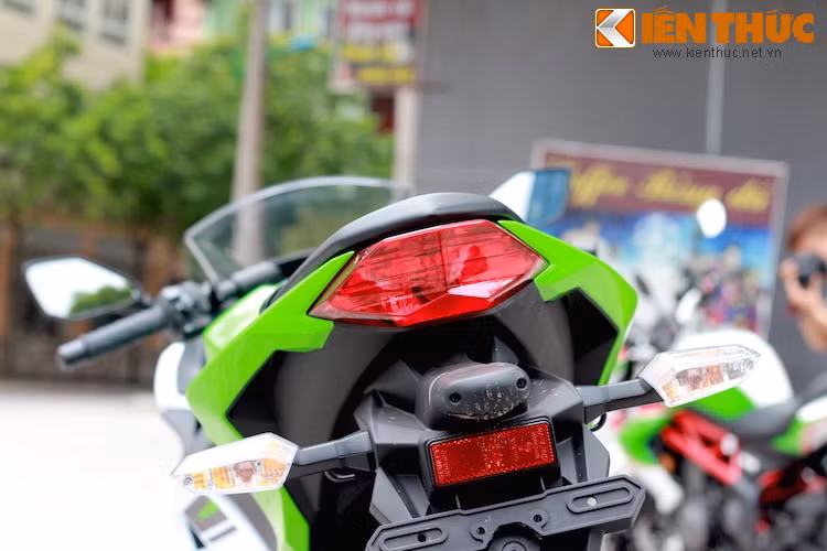 Phần đuôi xe có xi-nhan bắt trên dè sau. Tuy nhiên, nhiều chủ xe sẽ muốn thay xi-nhan bằng loại có kích thước nhỏ hơn khi mua về.