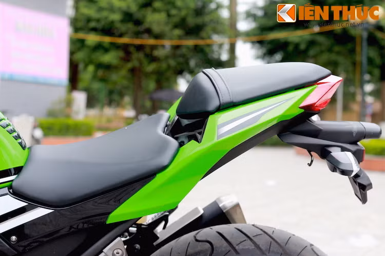Giống những mẫu sportbike khác, yên xe được thiết kế 2 tầng, với yên cho người ngồi sau là một miếng đệm nhỏ nằm trên phần đuôi "vuốt đít" sắc nhọn.