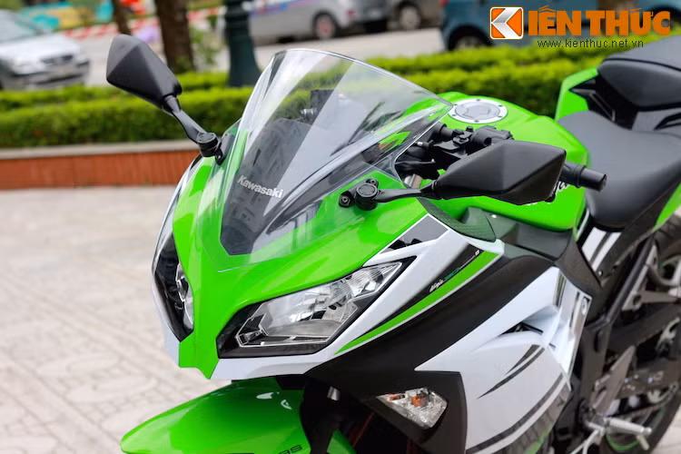 Phần đầu xe mang nhiều chi tiết thiết kế tương tự những "đàn anh" Ninja phân khối lớn hơn.