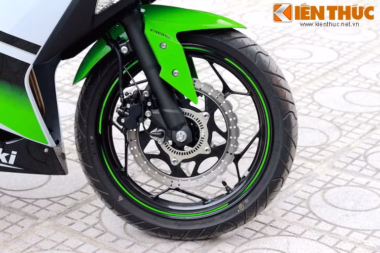Bộ mâm của Ninja 300 có thiết kế 5 cánh chữ Y đầy ấn tượng. Đĩa phanh có răng cưa là một đặc trưng của những chiếc xe nhà Kawasaki.