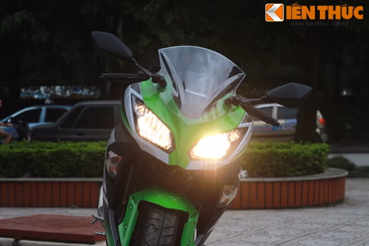Kawasaki Ninja 300 phiên bản kỷ niệm sử dụng đèn pha kép, đem tới độ sáng cao và vẻ ngoài thể thao, cân đối.
